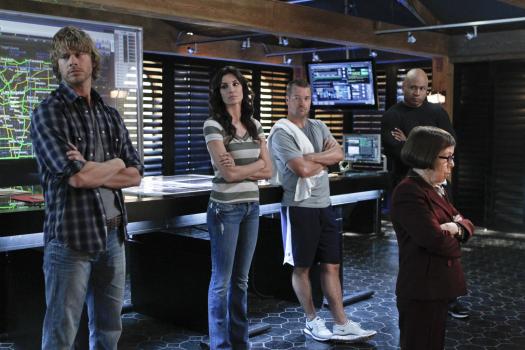 Navy CIS: L.A. - Ein neuer Fall beschäftigt das Team: Callen (Chris O'Donnell, M.), Sam (LL Cool J, 2.v.r.), Kensi (Daniela Ruah, 2.v.l.), Deeks (Eric Christian Olsen, l.) und Hetty (Linda Hunt, r.) ... © CBS Studios Inc. All Rights Reserved.