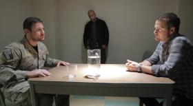 Navy CIS: L.A. - Callen (Chris O'Donnell, M.) und Sam (LL Cool J, r.) ermitteln in einem neuen Mordfall und stoßen dabei auf Navy Chief Petty Officer Green (Gino Anthony Pesi, l.). Doch ist er der gesuchte Mörder? © CBS Studios Inc. All Rights Reserved.