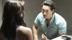 Hawaii Five-0 - Chin (Daniel Dae Kim, r.) versucht herauszufinden, ob Kono (Grace Park, l.) wirklich mit Gangsterboss Delano unter einer Decke steckt ... © TM &   CBS Studios Inc. All Rights Reserved.