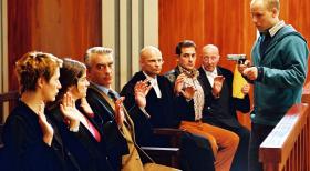 Edel & Starck - Tumult im Gerichtssaal: Mit einer Pistole hält Stefan Pelzer (Bernd-Michael Lade, r.) Patricia (Barbara Demmer, l.), Sandra (Rebecca Immanuel, 2.v.l.), Felix (Christoph M. Ohrt, 3.v.l.), Richter Hartmann (Alexander Radszun, M.), Otto (Hasan Ali Mete, 3.v.r.) und Richter Schubert (Wolf-Dietrich Berg, 2.v.r.) in Schach. © Hardy Spitz Sat.1 Edel & Starck - Tumult im Gerichtssaal: Mit einer Pistole hält Stefan Pelzer (Bernd-Michael Lade, r.) Patricia (Barbara Demmer, l.), Sandra (Rebecca Immanuel, 2.v.l.), Felix (Christoph M. Ohrt, 3.v.l.), Richter Hartmann (Alexander Radszun, M.), Otto (Hasan Ali Mete, 3.v.r.) und Richter Schubert (Wolf-Dietrich Berg, 2.v.r.) in Schach. © Hardy Spitz Sat.1