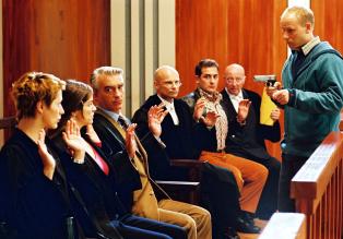 Edel & Starck - Tumult im Gerichtssaal: Mit einer Pistole hält Stefan Pelzer (Bernd-Michael Lade, r.) Patricia (Barbara Demmer, l.), Sandra (Rebecca Immanuel, 2.v.l.), Felix (Christoph M. Ohrt, 3.v.l.), Richter Hartmann (Alexander Radszun, M.), Otto (Hasan Ali Mete, 3.v.r.) und Richter Schubert (Wolf-Dietrich Berg, 2.v.r.) in Schach. © Hardy Spitz Sat.1