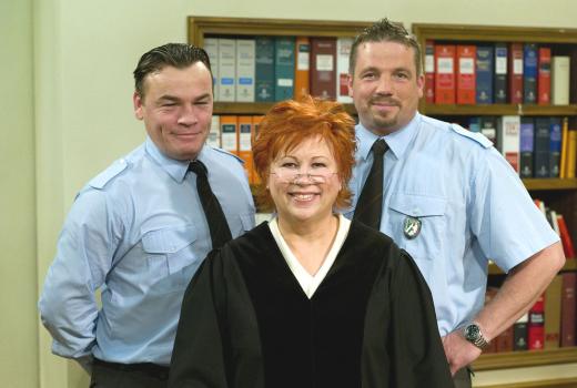 Richterin Barbara Salesch (M.), flankiert von dem Pförtner Herrn Küster (l.) und dem JVA-Beamten Herrn Bauer (r.) © Sat.1