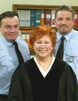 Richterin Barbara Salesch (M.), flankiert von dem Pförtner Herrn Küster (l.) und dem JVA-Beamten Herrn Bauer (r.) © Sat.1