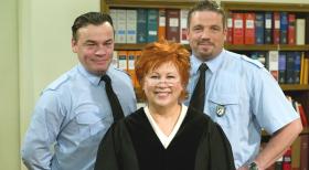 Richterin Barbara Salesch (M.), flankiert von dem Pförtner Herrn Küster (l.) und dem JVA-Beamten Herrn Bauer (r.) © Sat.1