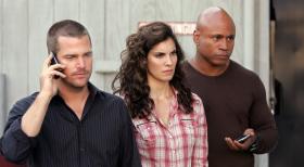 Bei den Ermittlungen eines neuen Mordfalls stoßen Callen (Chris O'Donnell, l.), Kensi (Daniela Ruah, M.) und Sam (LL Cool J, r.) auf Falschgeld ... © CBS Studios Inc. All Rights Reserved.