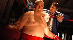 Markus Maria Profitlich versucht sich als Boxer. © Sat.1