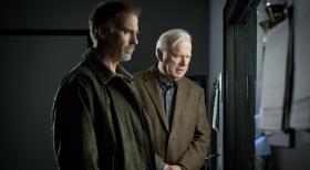 Common Law - Die Jungs arbeiten mit ihren Mentoren Fred (Kevin Tighe, r.) und Dan (Jeff Fahey, l.), an einem wichtigen Mordfall und sehen in ihren Ratgebern ihre eigenen Probleme reflektiert ... © USA Network