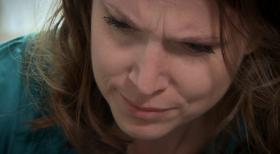 Schicksale - und plötzlich ist alles anders - Die alleinerziehende Ulrike ist endlich wieder verliebt! Seit ihrer Scheidung vor drei Jahren hat die 35-Jährige keinen Mann mehr an sich herangelassen. Doch der Mann, der Ulrikes einsames Herz im Sturm erobert hat, ist eigentlich tabu. Denn Christoph ist nicht nur zwölf Jahre jünger - schlimmer noch: er ist der neue Freund von Hanna, Ulrikes 17-jähriger Tochter. Wenn Ulrike schwach wird, hat das fatale Konsequenzen für ihr gesamtes Leben ... © SAT.1
