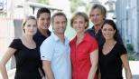 Bernie Kuhnt (3.v.l.) und Conny Niedrig (3.v.r.) mit ihren MitarbeiterInnen Nina Heuser (l.), Mischa File (2.v.l.), Christian Becker (2.v.r.) und Nicole Wilms (r.). © Sat.1