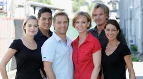 Bernie Kuhnt (3.v.l.) und Conny Niedrig (3.v.r.) Nina Heuser (l.), Mischa File (2.v.l.), Christian Becker (2.v.r.) und Nicole Wilms (r.). © Sat.1 Bernie Kuhnt (3.v.l.) und Conny Niedrig (3.v.r.) Nina Heuser (l.), Mischa File (2.v.l.), Christian Becker (2.v.r.) und Nicole Wilms (r.). © Sat.1