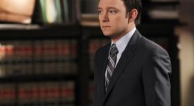 Harry's Law - Steht Harry zur Seite, als sich die Frage stellt, ob ihr die Lizenz entzogen werden soll: Adam (Nathan Corddry) ... © Warner Bros. Television