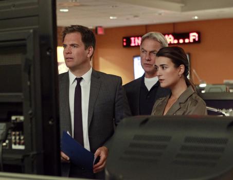 Navy CIS - Bei den Ermittlungen in ihrem neuen Fall, machen sie eine schockierende Entdeckung: DiNozzo (Michael Weatherly, l.), Gibbs (Mark Harmon, M.) und Ziva (Cote de Pablo, r.) ... © CBS Television