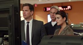 Navy CIS - Bei den Ermittlungen in ihrem neuen Fall, machen sie eine schockierende Entdeckung: DiNozzo (Michael Weatherly, l.), Gibbs (Mark Harmon, M.) und Ziva (Cote de Pablo, r.) ... © CBS Television