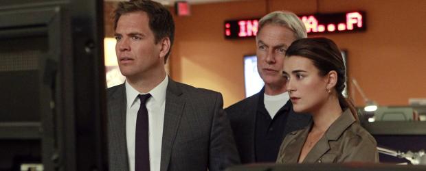 Navy CIS - Bei den Ermittlungen in ihrem neuen Fall, machen sie eine schockierende Entdeckung: DiNozzo (Michael Weatherly, l.), Gibbs (Mark Harmon, M.) und Ziva (Cote de Pablo, r.) ... © CBS Television