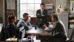 The Mentalist - Ermitteln in einem neuen Fall: Grace (Amanda Righetti, l.), Wayne (Owain Yeoman, 2.v.l.), Kimball (Tim Kang, 2.v.r.) und Patrick (Simon Baker, r.) ... © Warner Bros. Television