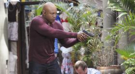 Hawaii Five-0 - Callen und Sam (LL Cool J, l.) stehen Danny (Scott Caan, r.) und seinen Kollegen bei den Ermittlungen in einem neuen Fall bei ... © TM &   CBS Studios Inc. All Rights Reserved.