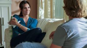 Navy CIS: L.A. - Ermitteln undercover als Ehepaar in  einer Vorort-Siedlung: Kensi (Daniela Ruah, l.) und Deeks (Eric Christian Olsen, r.) ... © CBS Studios Inc. All Rights Reserved.
