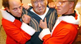 Markus Maria Profitlich (M.) kriegt zu Weihnachten Besuch! © Sat.1