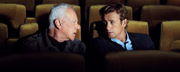 Mit Hilfe des einflussreichen Sektenführer Stiles (Malcolm McDowell, l.) gelingt es Patrick (Simon Baker, r.), Lorelei Martins, die Geliebte des Serienmörders Red John, aus dem Gefängnis zu befreien ... © Warner Bros. Television Mit Hilfe des einflussreichen Sektenführer Stiles (Malcolm McDowell, l.) gelingt es Patrick (Simon Baker, r.), Lorelei Martins, die Geliebte des Serienmörders Red John, aus dem Gefängnis zu befreien ... © Warner Bros. Television