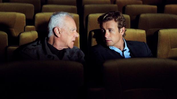 Warner Bros. Television Mit Hilfe des einflussreichen Sektenführer Stiles (Malcolm McDowell, l.) geli...