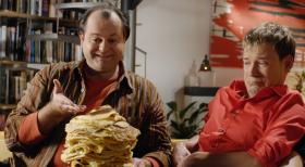 Markus (Makus Majowski, l.) hat 30 Pfannkuchen gebacken, die er auch zum Entsetzen von Mathias (Mathias Schlung, r.) selber isst. © Sat.1