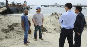 Criminal Minds - Um einen neuen Fall zu lösen, müssen Hotch (Thomas Gibson, 2.v.r.) und Rossi (Joe Mantegna, r.) die Arbeiter (Hassan Manning, l. und Stacey Hinnen, 2.v.l.), die bei Pumparbeiten die Skelettstücke entdeckt haben ... © ABC Studios