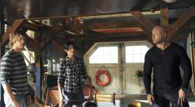 Navy CIS: L.A. - Der Fall um das Chamäleon beschäftigt das Team: Sam (LL Cool J, r.), Kensi (Daniela Ruah, M.) und Deeks (Eric Christian Olsen, l.) ... © CBS Studios Inc. All Rights Reserved.