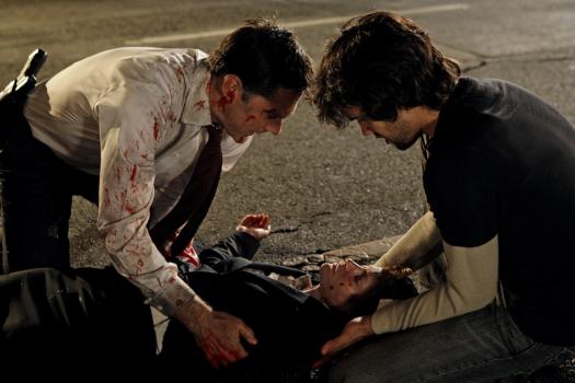 Nachdem der SUV von Kate Joyner (Sienna Guillory, M.) in die Luft gegangen ist, versuchen Hotch (Thomas Gibson, l.) und Sam (Michael Steger, r.), ein junger Mann, der sich am Tatort befunden hat, sie zu retten ... © Touchstone Television
