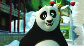 Kung Fu Panda: Ein schlagfertiges Winterfest - Weil sein Vater nicht an der Feier im Palast teilnehmen darf, kommt Po eine scheinbar geniale Idee. Er feuert alle Köche, um seinen Vater das Festessen kochen zu lassen. Doch Mr. Ping ist keineswegs bereit, seine eigenen Gäste beim diesjährigen Winterfest im Stich zu lassen ... © 2008 DREAMWORKS ANIMATION LLC. ALL RIGHTS RESERVED.