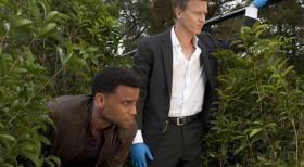 Common Law - Untersuchen den Mord an einer Frau, deren Tod mit ihrer Beteiligung an einer Partnervermittlung zusammenhängen könnte: Travis (Michael Ealy, l.) und Wes (Warren Kole, r.) ... © 2012 USA Network Media, LLC