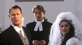 Dabei wäre es doch zu schön gewesen! Und so einfach, nur ein "Ja" hätte zum vollkommenen Glück gefehlt! Aber immer kommt irgendetwas dazwischen! (Hanno Friedrich, l., THomas M. Held, M. und Emily Wood, r.) © Sat.1