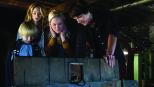 Die alleinerziehende Mutter Susan (Teri Polo, 2.v.r.) zieht mit ihren beiden Söhnen Lucas (Nathan Gamble, l.) und Dane (Chris Massoglia, r.) von New York in einen kleinen, ruhigen Vorort. Nicht ahnend, dass sich im Keller ihres Hauses hinter einer Falltür das Böse versteckt. Gemeinsam mit der jungen Nachbarin Julie (Haley Bennett, 2.v.l.) sehen sich die Jungs bald ihrem schlimmsten Alptraum gegenüber ... © 2009 Ed Araquel/Bold FIlms Die alleinerziehende Mutter Susan (Teri Polo, 2.v.r.) zieht mit ihren beiden Söhnen Lucas (Nathan Gamble, l.) und Dane (Chris Massoglia, r.) von New York in einen kleinen, ruhigen Vorort. Nicht ahnend, dass sich im Keller ihres Hauses hinter einer Falltür das Böse versteckt. Gemeinsam mit der jungen Nachbarin Julie (Haley Bennett, 2.v.l.) sehen sich die Jungs bald ihrem schlimmsten Alptraum gegenüber ... © 2009 Ed Araquel/Bold FIlms