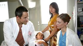 Klinik am Alex - Luisa (Jana Voosen, r.) und Stephan (Andreas Brucker, l.) untersuchen die kleine Joy (Joelle Nguyen, M.), die mit ihrem Kindermädchen Suree (Chi Lan Lee, 2.v.r.) in die Klinik gekommen ist. © Mosch Sat.1