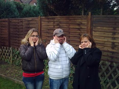 Familie Decaro tut alles, dass das nervige Haustier aus der Nachbarschaft verschwindet. © SAT.1