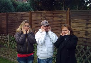 Familie Decaro tut alles, dass das nervige Haustier aus der Nachbarschaft verschwindet. © SAT.1