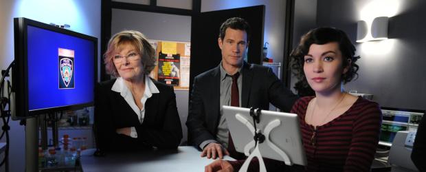 Unforgettable - Versuchen, einen neuen Fall zu lösen: Tanya (Britt Lower, r.), Joanne Webster (Jane Curtin, l.) und Al (Dylan Walsh, M.) ... © 2011 CBS Broadcasting Inc. All Rights Reserved. Unforgettable - Versuchen, einen neuen Fall zu lösen: Tanya (Britt Lower, r.), Joanne Webster (Jane Curtin, l.) und Al (Dylan Walsh, M.) ... © 2011 CBS Broadcasting Inc. All Rights Reserved.