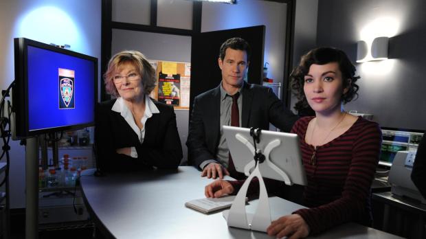 2011 CBS Broadcasting Inc. All Rights Reserved. Unforgettable - Versuchen, einen neuen Fall zu lösen: Tanya (Britt Lower, r.)...