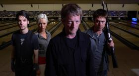 Primeval - Rückkehr der Urzeitmonster - Versuchen die Raptors, die in einem großen Einkaufszentrum ihr Unwesen treiben, zu stoppen: Cutter (Douglas Henshall, 2.v.r.), Abby (Hannah Spearritt, l.), Connor (Andrew Lee Potts, 2.v.l.) und Stephen (James Murray, r.) ... © ITV Plc