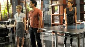 Hawaii Five-0 - Steves Schwester Mary Ann (Taryn Manning, l.), die gerade anfängt als Flugbegleiterin  zu arbeiten, wird wegen Diamantenschmuggels verhaftet. Nun liegt es an Steve, Chin (Daniel Dae Kim, M.), Kono (Grace Park, r.)  und Danny herauszufinden, wer wirklich dahintersteckt ... © TM &   CBS Studios Inc. All Rights Reserved.
