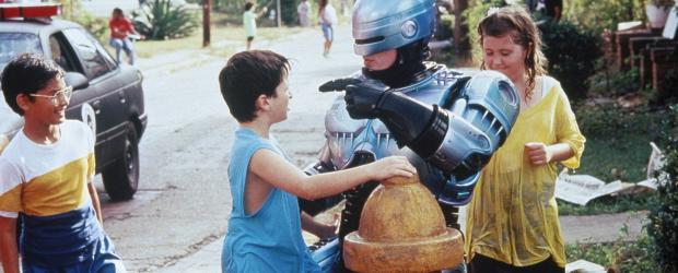 Robocop 2 - Der Robocop (Peter Weller, 2.v.r.) ist ein wahrer Held für die Kids ... © Orion Pictures Corp.