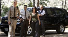 Kimball Cho (Tim Kang, 2.v.l.), Teresa Lisbon (Robin Tunney, 2.v.r.) und Patrick Jane (Simon Baker, r.) werden von Sheriff Nelson (Michael O'Neill l, l.) zu einem Tatort gerufen, wo eine junge Frau erstochen vorgefunden wurde ... © Warner Bros. Television