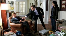 The Mentalist - Isaac Goodwin (Neil Hopkins, M.) behauptet, dass sein Bruder und dessen Frau aus ihrem Haus entführt worden seien. Patrick (Simon Baker, l.) und Teresa (Robin Tunney, r.) gehen dem nach ... © Warner Bros. Television
