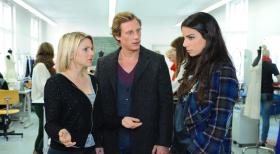 Obwohl Anna an Jasmins Unschuld glaubt, muss sie akzeptieren, dass Jasmin nicht mehr weiter für sie arbeiten will. (v.l.n.r.) Anna (Jeanette Biedermann), Tom (Patrick Kalupa) und Jasmin (Lilli Hollunder) ... © SAT.1