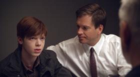 Gibbs (Mark Harmon, r.), Tony (Michael Weatherly, M.) und das restliche Team sollen im Auftrag von Director Vance einen zwei Wochen alten Mordfall untersuchen. Der pensionierte Marine Yale Peyton wurde in seinem Wohnzimmer mit einer Axt erschlagen. Sein Sohn, der 18-jährige Nick (Cameron Monaghan, l.), steht unter dringendem Tatverdacht ... © CBS Television