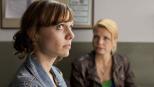 Danni Lowinski - Bea (Nadja Becker, l.) ist in großen Schwierigkeiten. Sie wurde verhaftet und soll nun dem Untersuchungsrichter vorgeführt werden. Danni (Annette Frier, r.) versucht alles um ihr zu helfen, bis ihr Bea das Mandat entzieht ... © Frank Dicks SAT.1