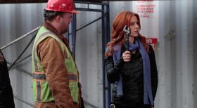 Unforgettable - Gibt alles, um den Mord an einem jungen Stahlbaumonteur aufzuklären: Carrie (Poppy Montgomery, r.) ... © 2011 CBS Broadcasting Inc. All Rights Reserved. Unforgettable - Gibt alles, um den Mord an einem jungen Stahlbaumonteur aufzuklären: Carrie (Poppy Montgomery, r.) ... © 2011 CBS Broadcasting Inc. All Rights Reserved.