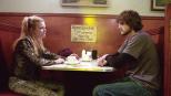 Als Evan (Ashton Kutcher, r.) seine Vergangenheit aufzuarbeiten versucht, besucht er seine Jugendfreundin Kayleigh (Amy Smart, l.), die mittlerweile ein trostloses Leben als einfache Kellnerin führt ... © Warner Brothers Als Evan (Ashton Kutcher, r.) seine Vergangenheit aufzuarbeiten versucht, besucht er seine Jugendfreundin Kayleigh (Amy Smart, l.), die mittlerweile ein trostloses Leben als einfache Kellnerin führt ... © Warner Brothers