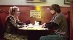 The Butterfly Effect - Als Evan (Ashton Kutcher, r.) seine Vergangenheit aufzuarbeiten versucht, besucht er seine Jugendfreundin Kayleigh (Amy Smart, l.), die mittlerweile ein trostloses Leben als einfache Kellnerin führt ... © Warner Brothers