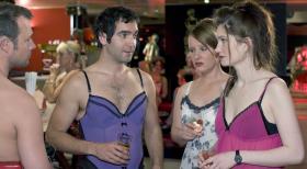 Sechserpack - Das erste Mal in einem Swinger-Club und alles läuft schief! Aber woran liegt das? Ist es vielleicht die falsche Art, mit Frauen ins Gespräch zu kommen? Oder ist man eher der falsche Typ von Mann? Es ist schon schade, wenn man immer nur auf Äußerlichkeiten reduziert wird! v.l.n.r. Hanno Friedrich, Thomas M. Held, Nina Vorbrodt, Emily Wood © Guido Engels Sat.1