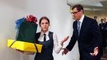 Bei manchen Männern hilft nur Voodoo - Als die unterdrückte Jenny (Felicitas Woll, l.) auch noch von ihrem Chef, dem erfolgs- und frauengeilen Macho Robert Günther (Sven Martinek, r.), einer Straftat bezichtigt wird, will sie nur noch eines: Rache! © SAT.1